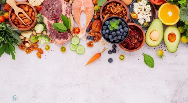 Zdrowe jedzenie dzień przed gastroskopią: łosoś, wołowina, jagody, orzechy, awokado, warzywa.