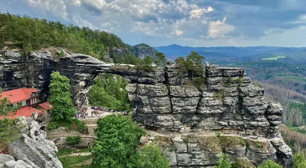 Felsentor in Böhmischer Schweiz, Tschechien. Naturwunder mit Wanderweg und Ausblick.