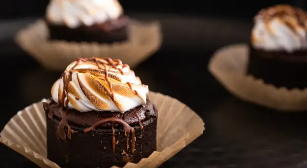 Pyszne muffinki brownie z pianką marshmallow i polewą czekoladową, idealne na deser.