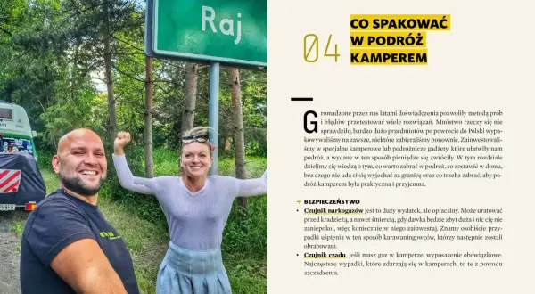 Szczęśliwa para przy znaku "Raj" symbolizuje wolność i przygodę. Ich uśmiechy i gesty wyrażają radość z życia w kamperze.