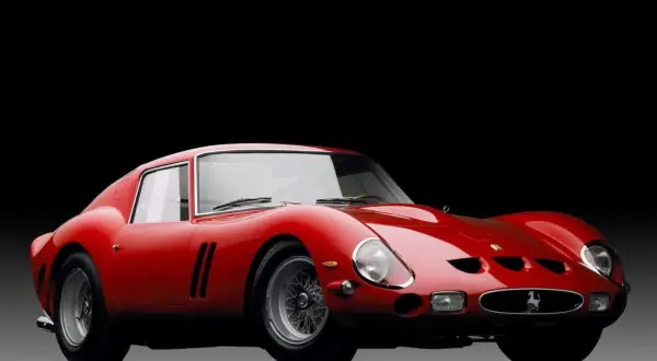 Klasyczny, czerwony włoski samochód sportowy Ferrari 250 GTO z lat 60. na czarnym tle.