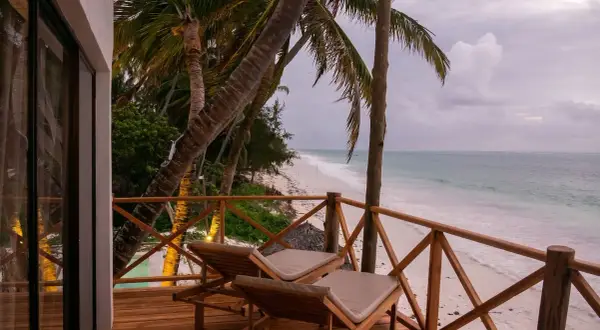 Relaks na tarasie z widokiem na plażę i ocean. Dwa leżaki czekają na gości, którzy chcą poczuć klimat pili pili zanzibar.