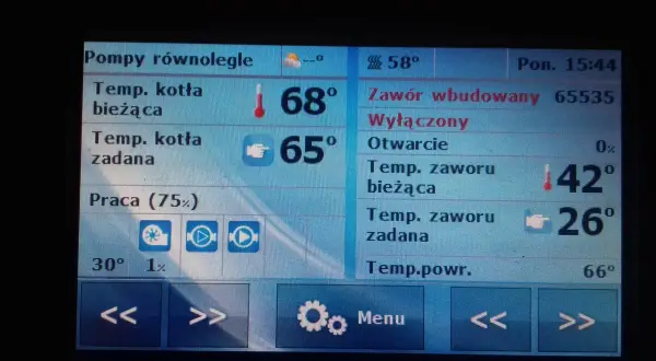 Wyświetlacz kotła na ekogroszek: temperatura kotła 68°C, zadana 65°C. Temperatura spalin w kominie nie jest widoczna, ale temperatura zaworu wynosi 42°C.