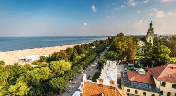 Koszty noclegów nad morzem 2026: Jak zaplanować i zaoszczędzić?