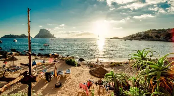 Ile trwa lot na Ibizę? Sprawdź, co musisz wiedzieć o przelotach