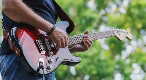 Od Telecastera po Superstraty: Przewodnik po ikonicznych modelach gitar elektrycznych