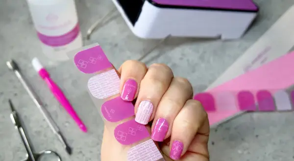 Zastanawiasz się, czym zastąpić klej do folii transferowej? Zobacz, jak łatwo uzyskać efektowny manicure z gotowymi naklejkami!