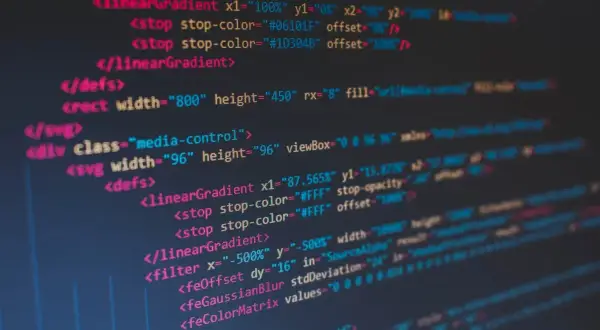 Kod SVG z definicjami gradientów i filtrów. Widać tu elementy takie jak `<linearGradient>`, `<filter>` i `<feColorMatrix>`, które tworzą złożone efekty wizualne, gdzie nawet **twarda spacja** ma znaczenie w strukturze kodu.