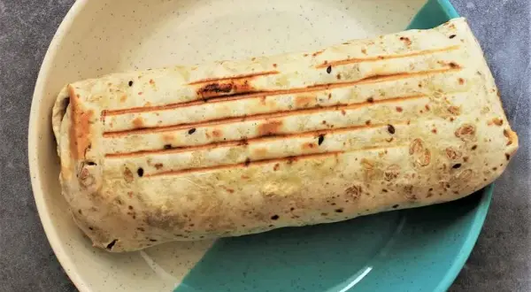 Kebab w tortilli: Ile kcal? Odkryj sekrety "fit" wyboru!