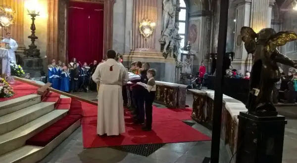 Ile trwa majówka w kościele? Poznaj różnice w czasie trwania nabożeństw