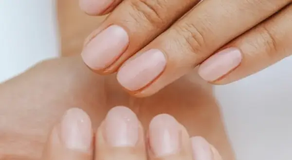 Manicure leczniczy na czym polega? Poznaj jego korzyści dla zdrowia paznokci