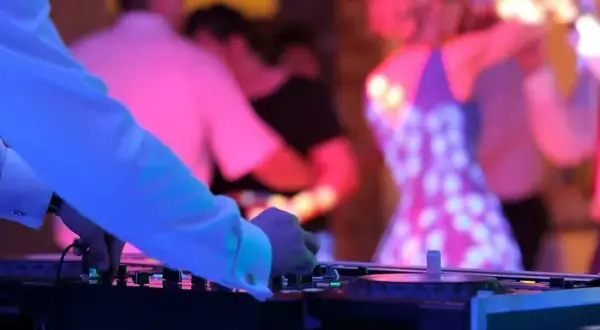 Ile kosztuje DJ na imprezę? Sprawdź ceny i kluczowe czynniki