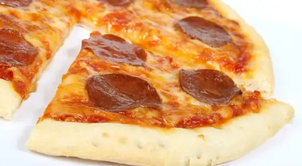 Pyszna pizza pepperoni, 32 cm średnicy. Zastanawiasz się, ile kcal ma pizza 32 cm? Ta wygląda na około 1500-2000 kcal.