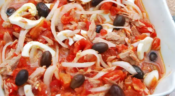 Ensalada murciana con tomate, cebolla, atún, huevo duro y aceitunas negras. Un plato fresco y lleno de sabor.