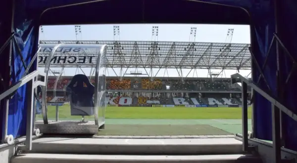 Widok z tunelu na murawę i trybuny stadionu miejskiego w Bielsku-Białej.