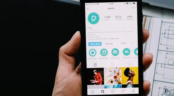 Na ekranie telefonu widać profil Pexels. Nie widać, kto wyświetla wyróżnione relacje.