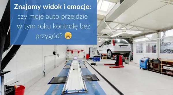 Warsztat samochodowy z podniesionym autem na podnośniku. Zastanawiasz się, ile trwa przegląd auta, by uniknąć przygód?