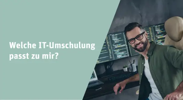 Ein Mann zwinkert vor mehreren Bildschirmen mit Code. Er überlegt, welche IT-Umschulung nebenberuflich am besten zu ihm passt.