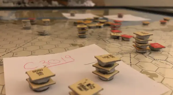 Żetony na mapie strategicznej gry planszowej, symulującej kampanię w Afryce Północnej.