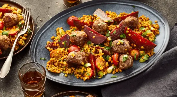 Herzhafter rote Linsen Salat mit Fleischbällchen, Rote Bete und Kirschtomaten. Ein Gericht, das satt und glücklich macht.