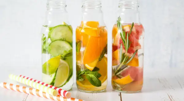 Orzeźwiająca woda z owocami: ogórek i limonka, pomarańcza z miętą, grejpfrut z rozmarynem. Kolorowe słomki zachęcają do spróbowania.