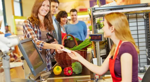 Ile można zarobić na kasie w supermarkecie? Zaskakujące wyniki!