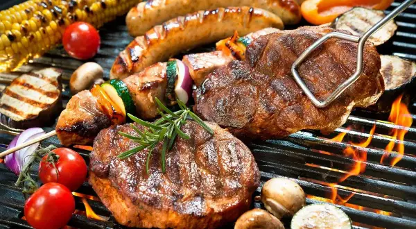Pyszne steki, kiełbaski, szaszłyki i kukurydza na grillu. Idealne pomysły na to, co na grilla tanio i smacznie.