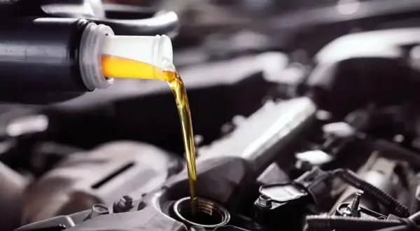 Ile kosztuje wymiana oleju i filtrów robocizna w Polsce? Sprawdź ceny!