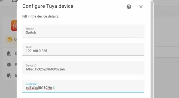 Fenêtre de configuration d'un appareil Tuya, avec les champs Nom, Hôte, ID et clé locale remplis.