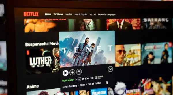 Na ekranie Netflixa widać propozycje filmów i seriali, w tym "Tenet" i "Luther". Idealne na wieczór z serialami Netflix dla nastolatków.