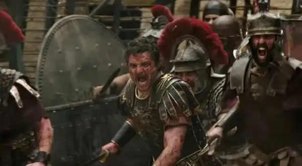 Żołnierze w zbrojach i hełmach, jeden z nich krzyczy. Muzyka do "Gladiatora" Hansa Zimmera budzi emocje.