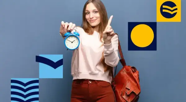 Dziewczyna z budzikiem i plecakiem, wskazująca palcem.