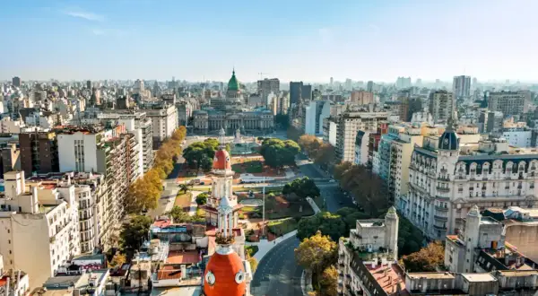Vy över Buenos Aires med dess arkitektur och gröna torg.