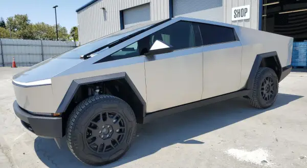 Tesla Cybertruck w Polsce: Ile naprawdę kosztuje import i utrzymanie?