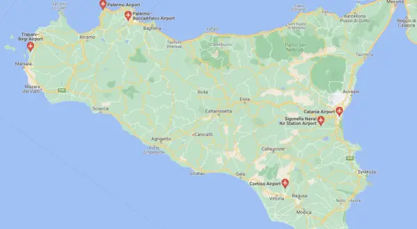 Mapa pokazuje lotniska na Sycylii: Palermo, Trapani-Birgi, Catania, Sigonella i Comiso.