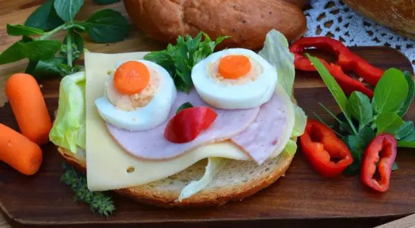 Urocze kanapki z jajkiem, szynką i warzywami, przygotowane z myślą o najmłodszych.