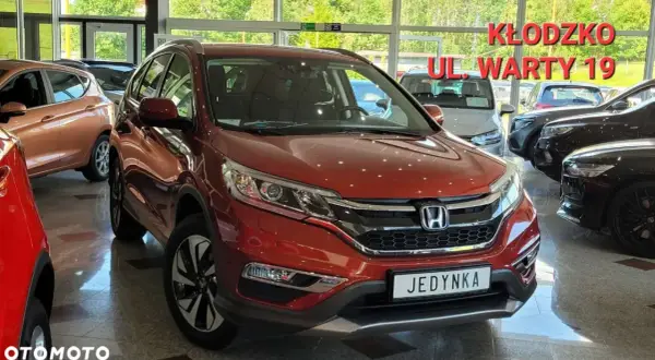 Czerwona Honda CR-V 4 generacji w salonie samochodowym.