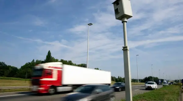 Caméra de surveillance routière. Le radar flash à combien ? Les voitures roulent vite sur l'autoroute.