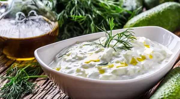 Tajemnica greckiego smaku tzatziki: jogurt, ogórek, czosnek, koperek i oliwa. Jakie przyprawy dodać do sosu tzatziki żeby smakował jak w Grecji?