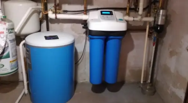 Système de filtration d'eau avec adoucisseur bleu et deux cartouches bleues, optimisant la consommation d'eau adoucie.