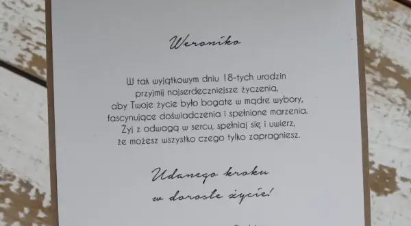 Weroniko, przyjmij życzenia na 18 urodziny! Niech życie będzie bogate w doświadczenia i spełnione marzenia. Udanego kroku w dorosłe życie!