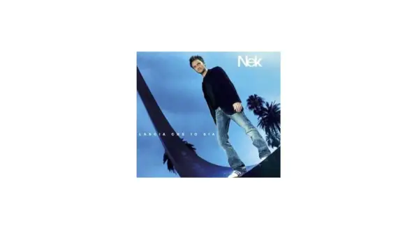 Nek, con la scritta "Lascia che io sia", in un paesaggio con palme e cielo blu.