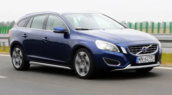 Niebieskie Volvo V60 w ruchu drogowym. Wiele pozytywnych volvo v60 opinie potwierdza jego wszechstronność.