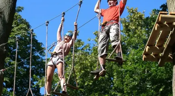 Park linowy Kołobrzeg: Adrenalina dla każdego? Cennik i trasy