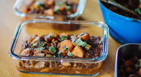 Matlådor fyllda med mustig gryta med morötter och linser, perfekta lunchtips för en god och mättande måltid.
