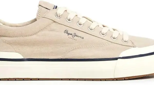 Sneakers in tela beige da pepe jeans uomo, con lacci chiari e suola bianca con dettagli blu.