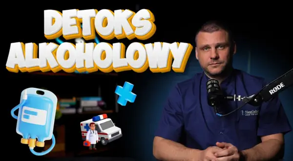 Mężczyzna w kitlu przed mikrofonem, obok grafiki kroplówki, karetki i krzyża. Temat: detoksykacja alkoholowa.