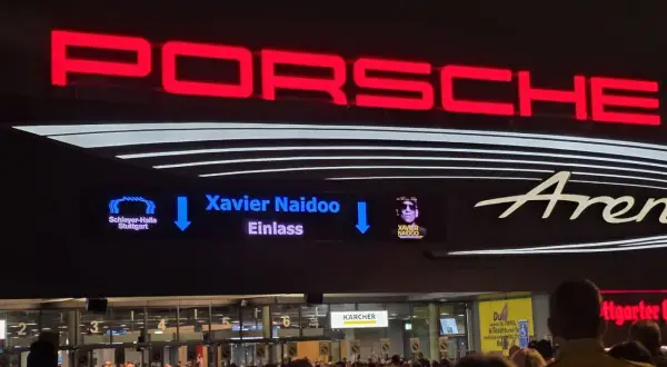Vor der Porsche Arena Stuttgart drängen sich Fans für Xavier Naidoo.