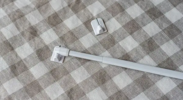 Jak zrobić zasłonkę do szafki DIY? Poradnik bez wiercenia