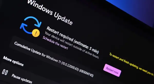 Ekran Windows Update z komunikatem "Restart required". Jeśli chcesz cofnąć aktualizację Windows 11, sprawdź opcje historii aktualizacji.